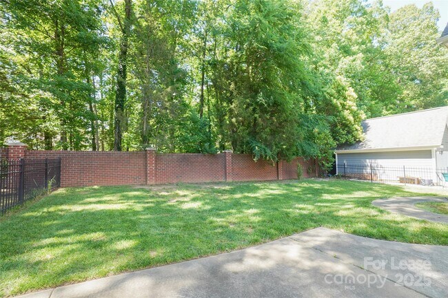 Building Photo - 509 Lees Ct St
