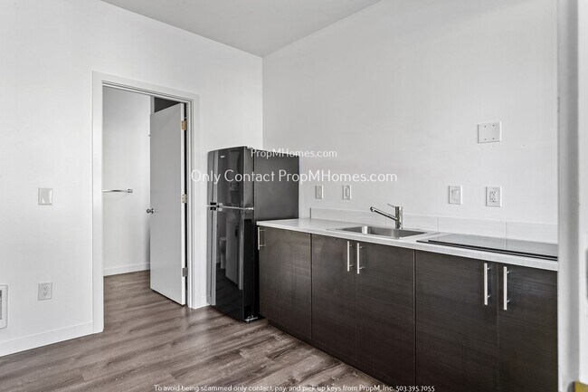 Building Photo - New Photos! One Bedroom, Charming Condo wi...
