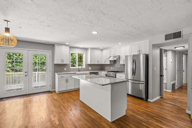 Building Photo - Charming 4-Bedroom Ashland Home with ADU, ...