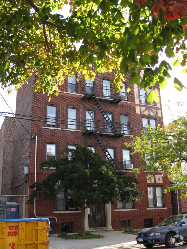 Building Photo - 2049 E 17th St