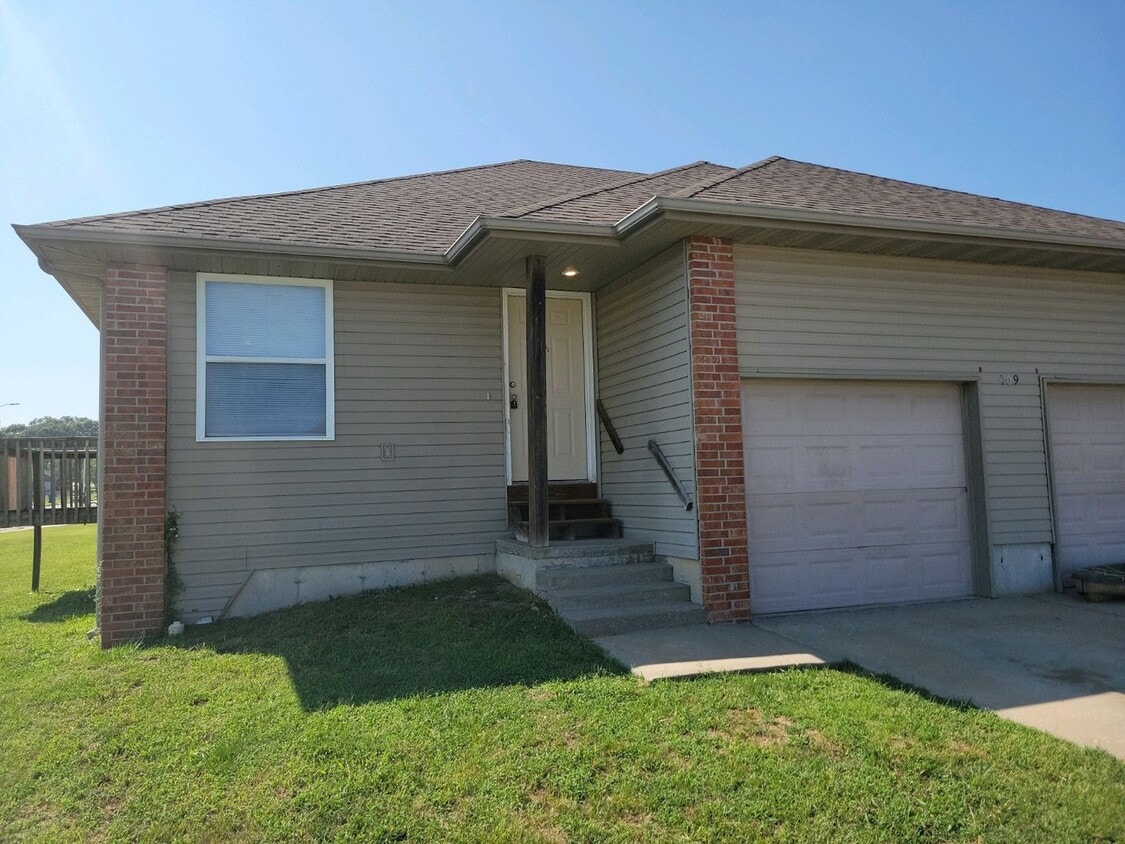 Primary Photo - 2 bedroom 2 bath duplex in Clever!