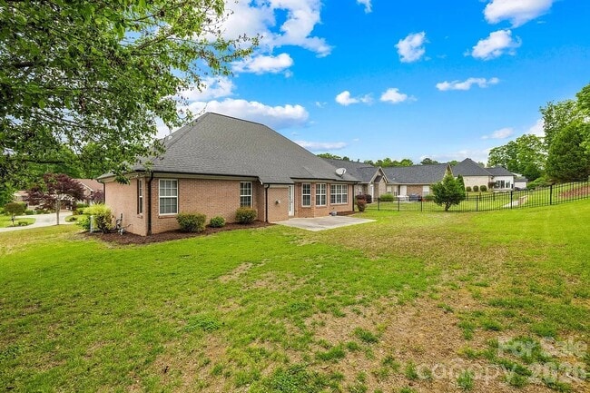 Building Photo - 328 River Birch Cir