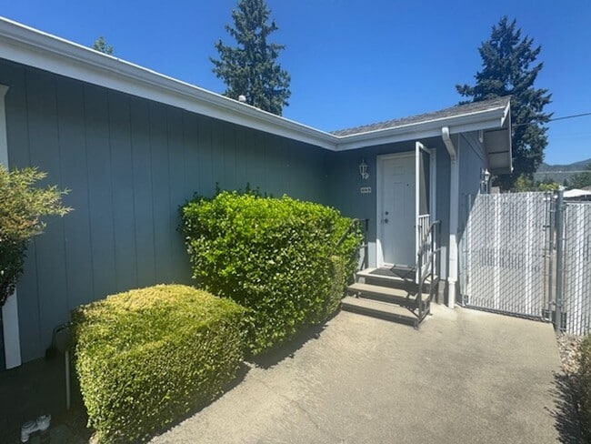 Building Photo - CLEAN SINGLE LEVEL 2 BEDROOM HOME/ WITH DE...