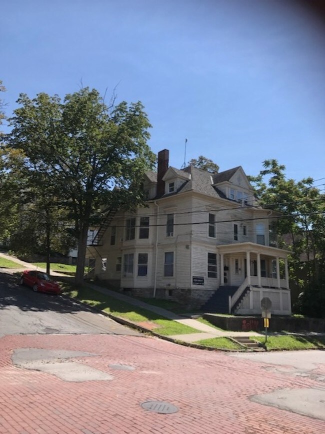 Foto del edificio - 119 Stewart Ave