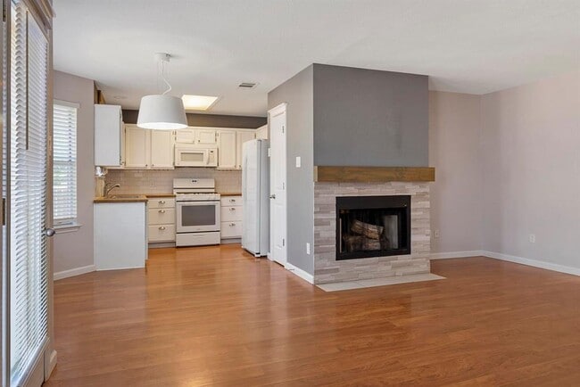 Building Photo - 2305 Wright Cir