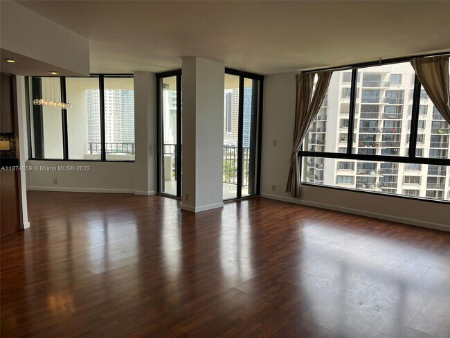 Building Photo - 520 Brickell Key Dr