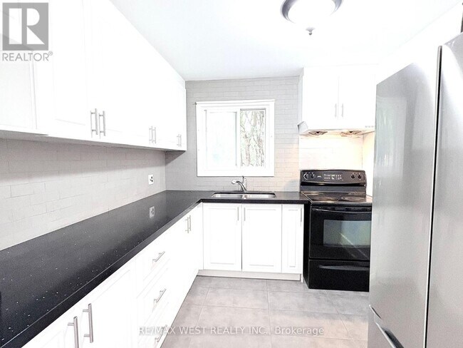 Building Photo - 63 Summerside Crescent