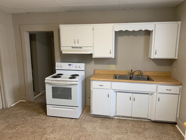 Building Photo - Recently updated 2 Bedroom 1 Bathroom home...