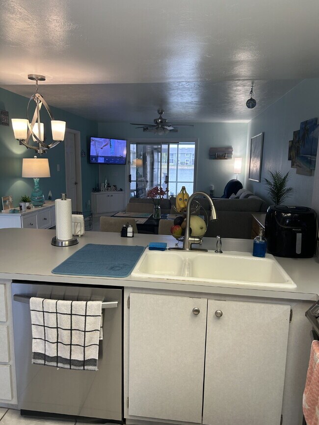Foto del edificio - Room For Rent - lake front condo