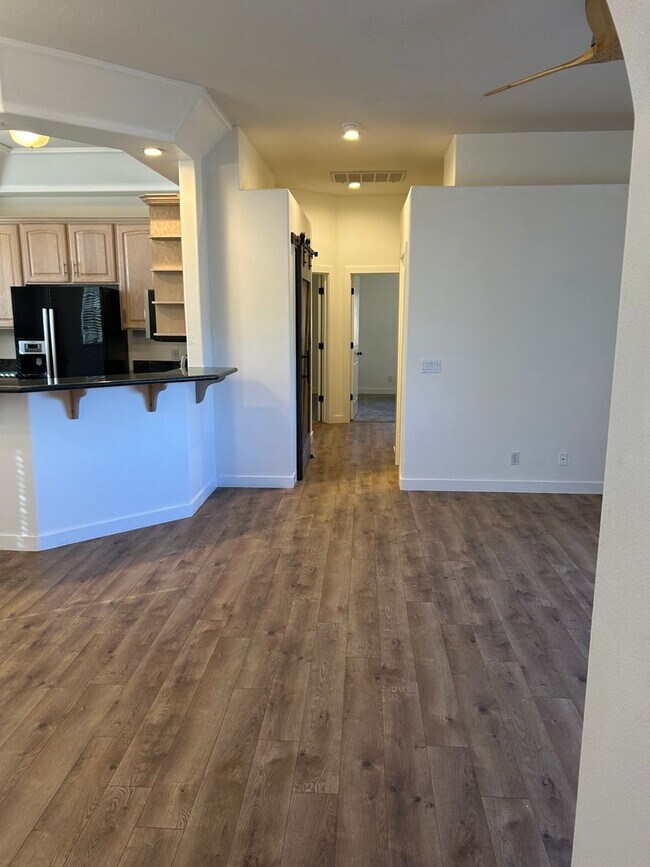 Foto del edificio - 2 Bedroom Condo with 1 Car Garage