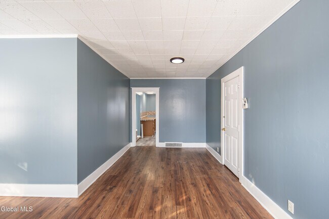 Building Photo - 6 Utica Ave