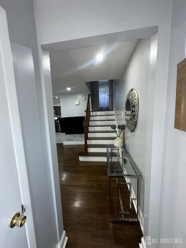 Building Photo - 1019 Main St