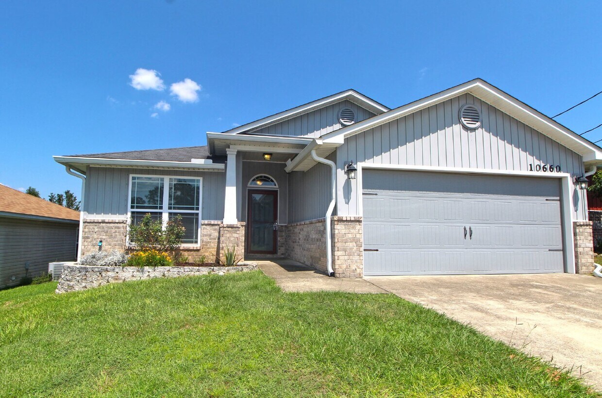 Foto principal - Coming 10/17 – 3BR/2BA with Fenced Yard in...