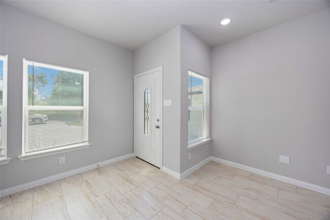Foto del edificio - 7987 Chateau St