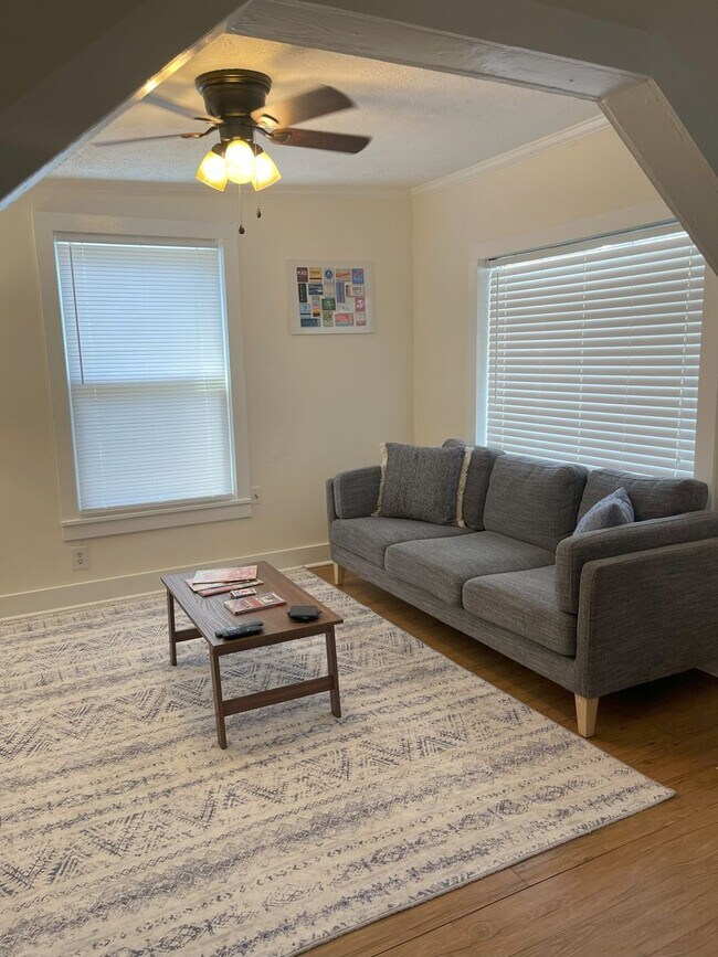 Building Photo - Super Cute Downtown 2 Bedroom House!