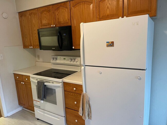 Building Photo - 3 bed upstairs condo in Norman, community pool and plenty of parking!