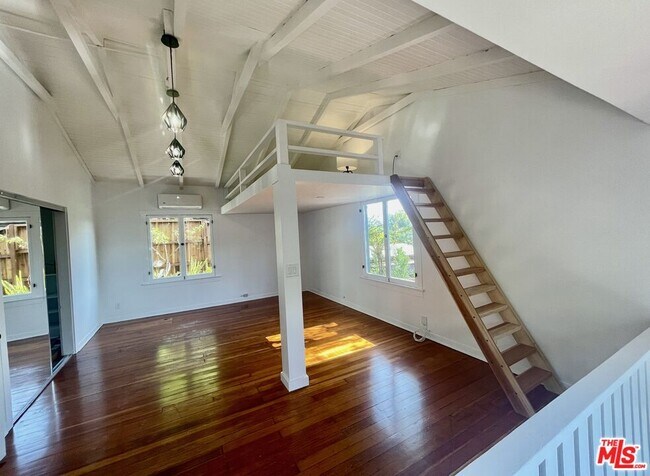 Foto del edificio - 2449 Riverside Pl