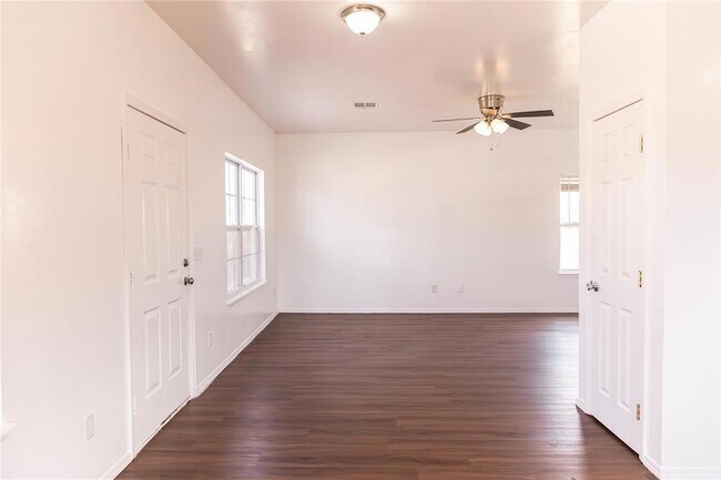 Foto del edificio - 915 E Perkins Ave