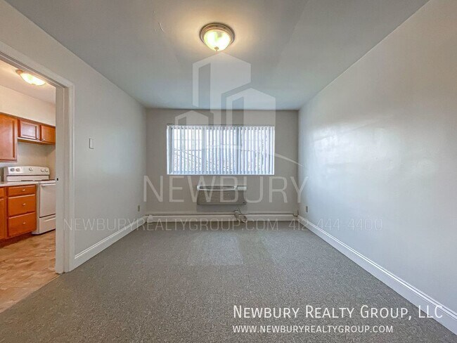 Building Photo - 2 Bedroom Apartment Ready For Immediate Oc...