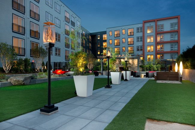 Building Photo - Halstead Square - Lofts & Lotus