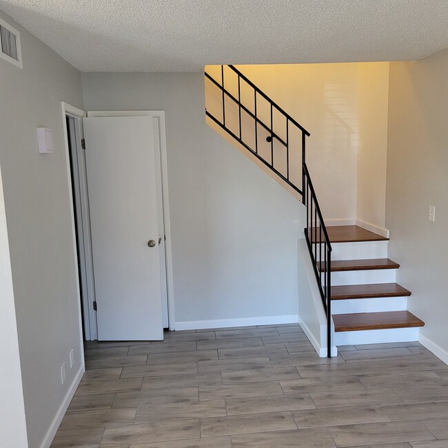 Building Photo - 286 W Palomino Dr