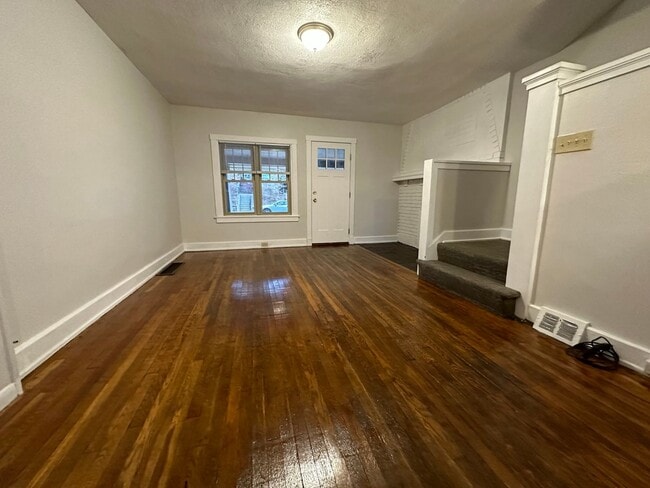 Building Photo - Outstanding 3BR Townhome with Lots of Outdoor Space! Give Us a Call for a Tour!