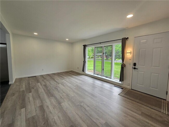 Foto del edificio - 351 Hollybrook Rd