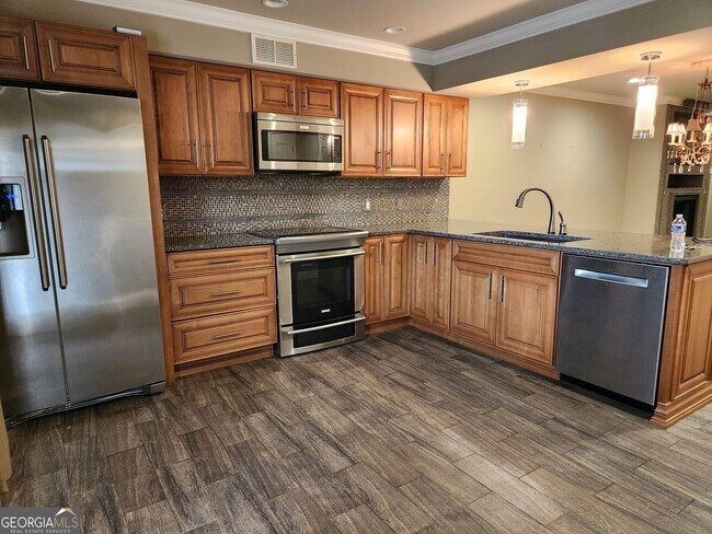 Building Photo - 1085 Holly Dr