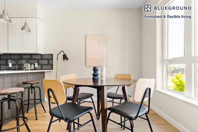 Foto del edificio - 490 W McKinley Ave