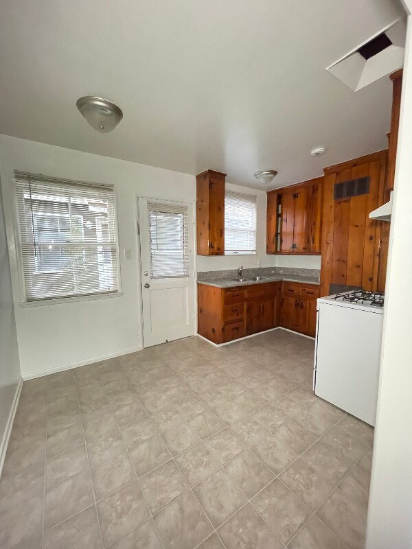 Foto del edificio - 1982 N Ontario St