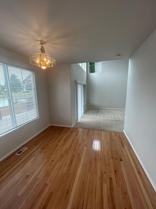 Foto del edificio - 3 Bed, 2.5 bath Kent house w/2-car garage ...