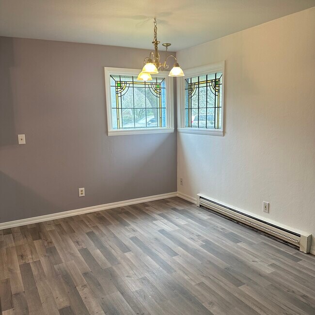 Comedor - encantadoras vidrieras - 21326 Main St NE