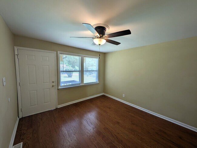 Building Photo - Minutes from Uptown/I-85/I-485!  100% Upgr...