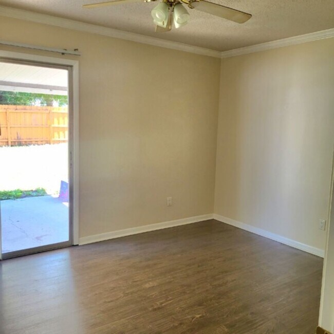 Building Photo - This cozy 1 bedroom 1 bath end unit fenced...