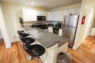 Building Photo - 324 St Paul St