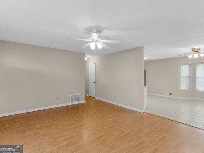 Building Photo - 460 Willow Ln