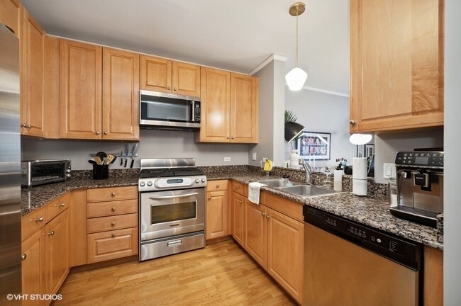 Building Photo - 420 E Waterside Dr