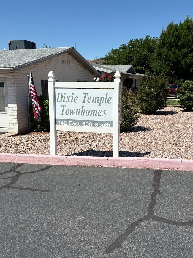 Building Photo - St. George Townhome with a Basement!