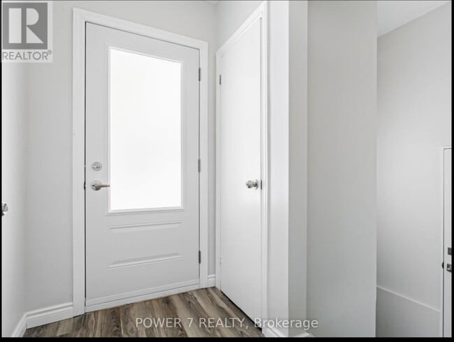 Photo du bâtiment - 924 Sheppard Ave W