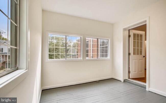 Building Photo - 900 N Garfield St