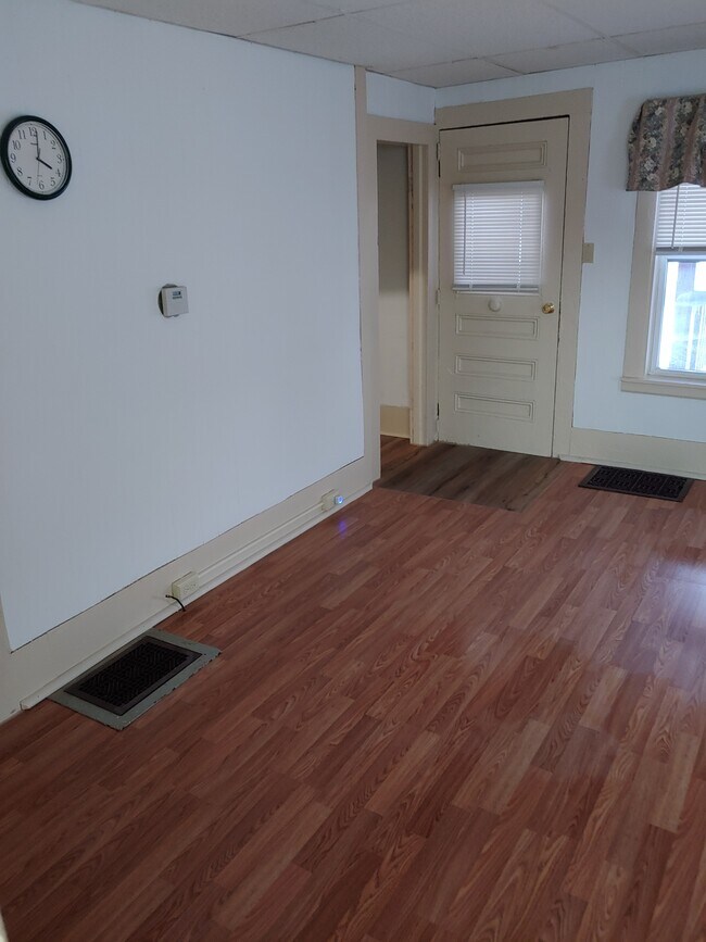 Front Entrance/Entrance to Upstairs - 40 Pierrepont Ave