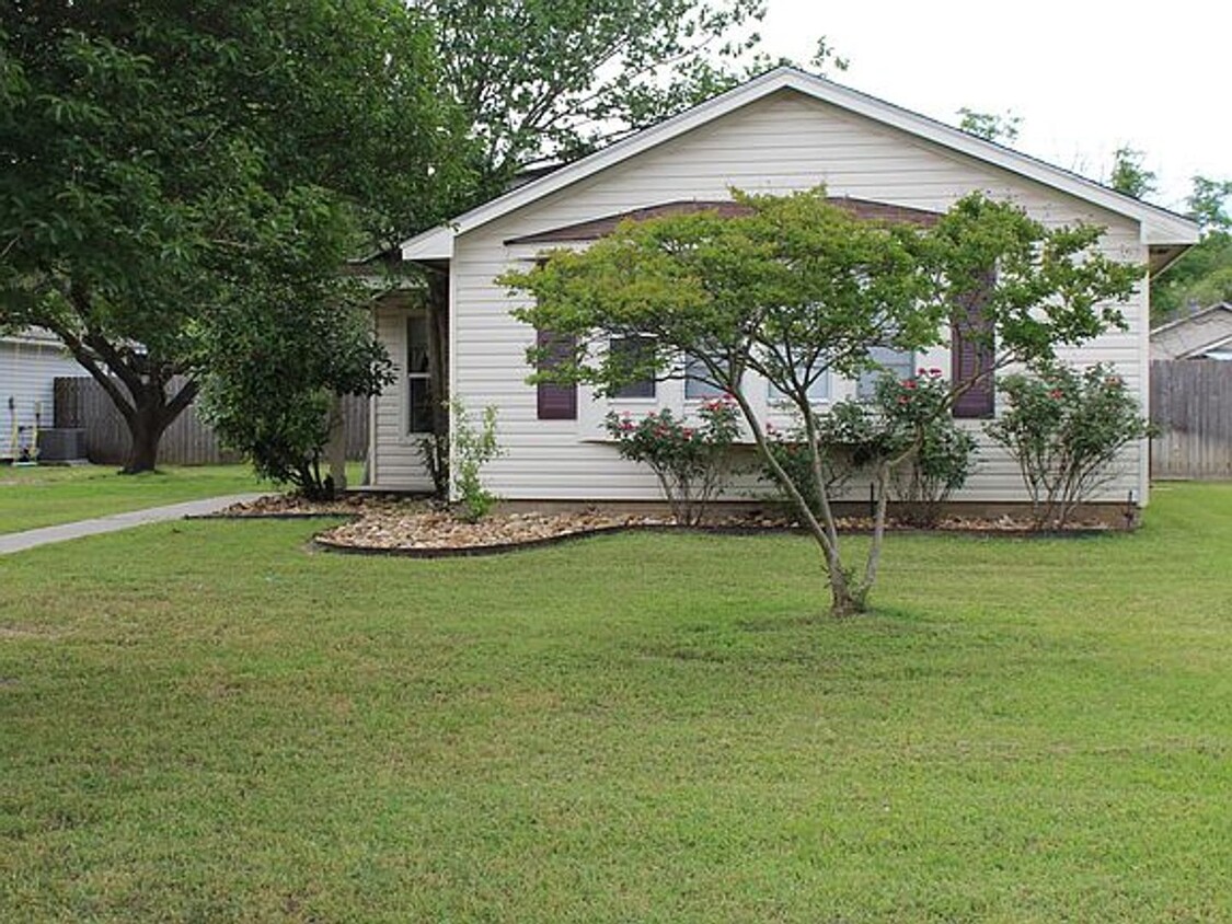 Foto principal - Cute 3 Bedroom 1.5 Bath Home! Available fo...