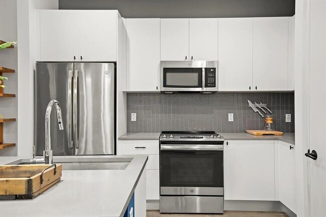 Foto del edificio - 800 Embassy Dr