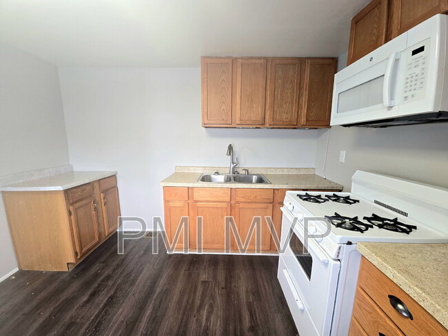 Foto del edificio - 2222 Maureen Blvd S