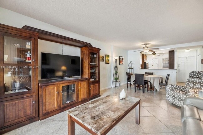 Building Photo - 609 NE 14th Ave