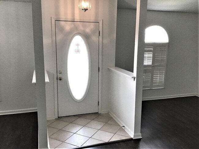 Building Photo - 2700 Darwin Ct