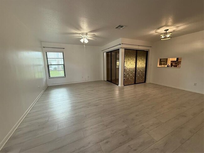 Foto del edificio - 6101 Woodlake Blvd