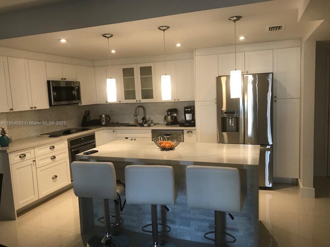 Foto principal - 19390 Collins Ave