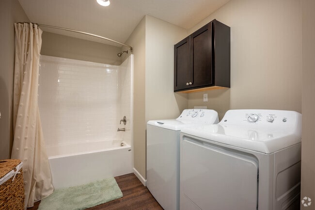 2BR, 2BA - 1,294SF - Bathroom - Redwood Greenfield