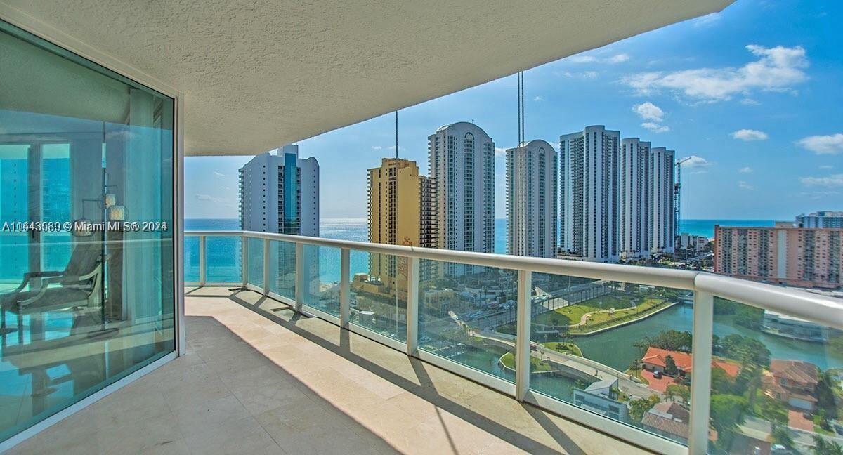 Foto principal - 16400 Collins Ave